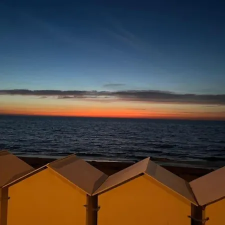 Sur La Plage / Enjoy The Beach *